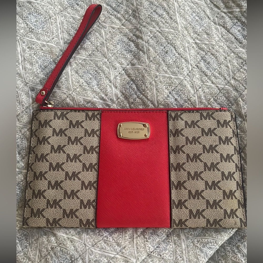 Michael Kors jet set large zip clutch leather wristlet. In great condition!